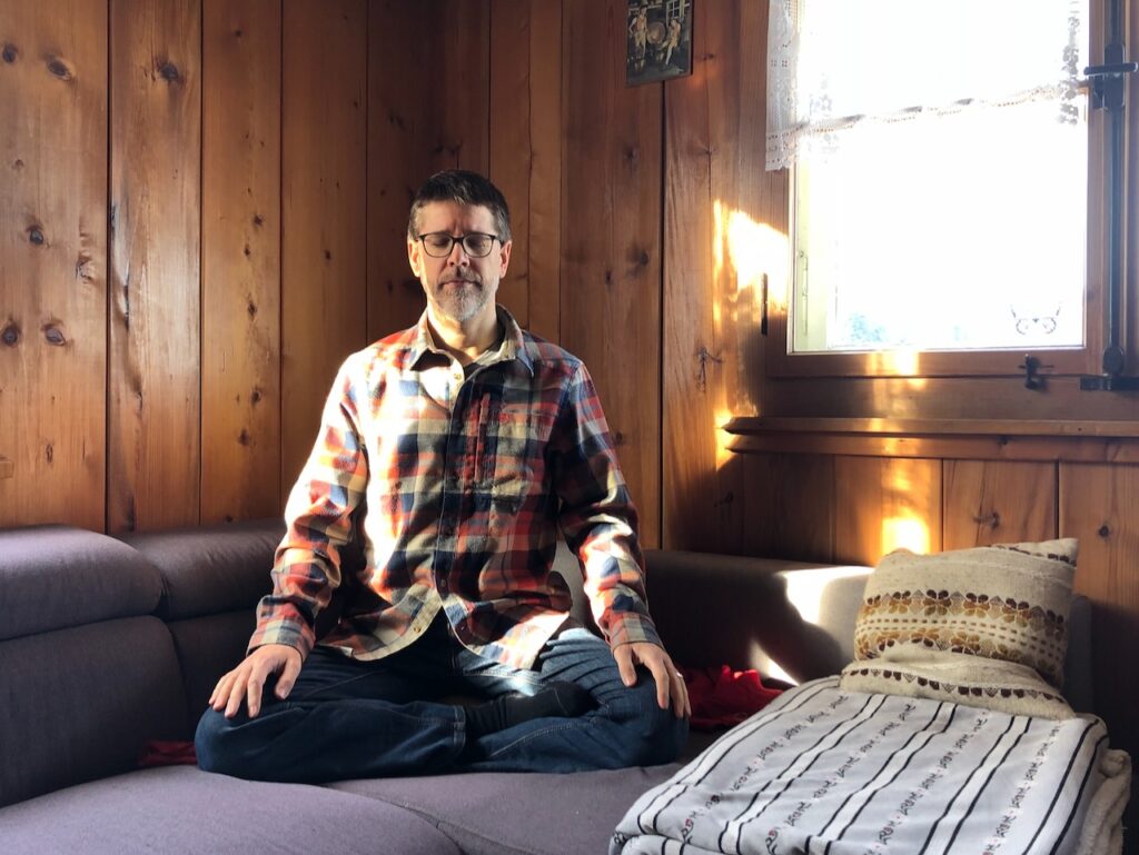 Am Meditieren in einer Berghütte.